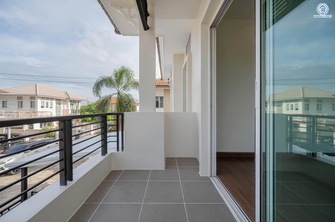 บ้านมือสองตกแต่งใหม่ โครงการ พฤกษาวิลเลจ10 บางใหญ่ หลังมุม เนื้อที่ 61 ตร.ว. ตอบโจทย์ทุกการอยู่อาศัย ฟังก์ชัน 3 ห้องนอน 2 ห้องน้ำ 1 ที่จอดรถ บรรยากาศเป็นส่วนตัว บนทำเลศักยภาพ เชื่อมต่อถนนกาญจนาภิเษก ใกล้เซ็นทรัลเวสต์เกต ทางด่วน "ศรีรัช" และรถไฟฟ้า "สถานีตลาดบางใหญ่"